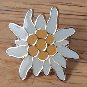 EUC Vintage Edelweiss Gold Tone Floral Casual Everyday Pin Flare Jewelry